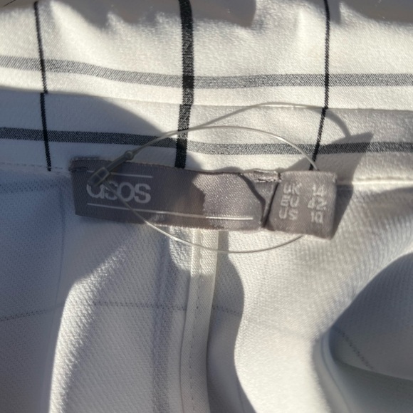 White gray stripped women’s blazer size 10. Office and Business. Black buttons - Picture 5 of 5